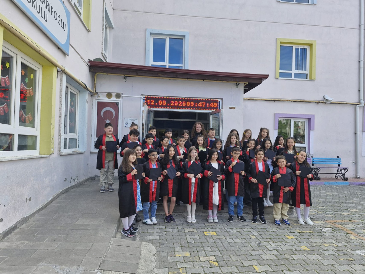 Cahit Zarifoğlu Okulu Mezun Resmi