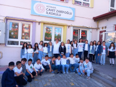 Cahit Zarifoğlu Okul Önü Sınıf Resimi
