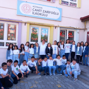 Cahit Zarifoğlu Okul Önü Sınıf Resimi