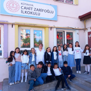 Cahit Zarifoğlu Okul Önü Sınıf Resimi